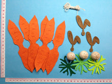 Lade das Bild in den Galerie-Viewer, Karotten-Häschen aus Filz Ostereier gestalten, Basteln für Osterdeko, Bastelideen für Ostern, Ostergeschenk selber basteln, Hasen aus Filz zum Basteln, Osterhasen aus Filz fädeln, Bastelset Hasen aus Filz, Osterbasteln mit Kindern einfach, Basteln zu Ostern mit Kindern, Osterdeko selbst gestalten, Nähen mit Kindern, Osterbasteln einfach mit Kindern, Osterdekoration aus Filz gestalten, HSF 6515SB