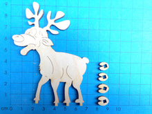 Lade das Bild in den Galerie-Viewer, Elch röhrend mit Hufen aus Holz zum Hinstellen