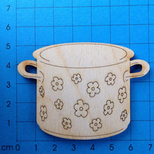 Lade das Bild in den Galerie-Viewer, Topf mit Blümchen aus Holz
