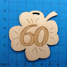 Lade das Bild in den Galerie-Viewer, Kleeblatt aus Holz mit Zahlen graviert 6cm