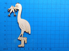 Lade das Bild in den Galerie-Viewer, Storch mit Frosch aus Holz