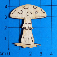 Lade das Bild in den Galerie-Viewer, Fliegenpilz einzeln aus Holz