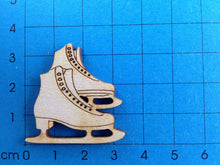 Lade das Bild in den Galerie-Viewer, Schlittschuhpaar modern aus Holz