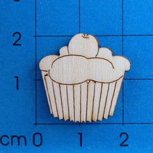 Lade das Bild in den Galerie-Viewer, Cupcake aus Holz