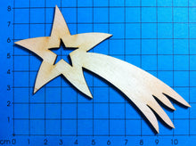 Lade das Bild in den Galerie-Viewer, Kometen mit Ausschnitt aus Holz Weihnachtsbasteln, Winterdeko selbst gestalten, Weihnachtsdeko gestalten, Geschenkidee für Weihnachten, Kometen malen, Kometen zum Basteln Weihnachten, Bastelidee Winter, Sterne aus Holz basteln, Deko mit Kometen aus Holz gestalten, Weihnachtsdekoration, basteln mit Kindern im Winter, basteln mit Holz, Geschenkidee für Weihnachten, Weihnachtsdekoration, basteln mit Holz, Sterne aus Holz basteln, Weihnachtsbasteln, Bastelidee Winter, Kometen malen, Kometen zum Basteln Weihna