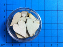 Lade das Bild in den Galerie-Viewer, 1,6cm Holzteile für Hochzeit, Herzen als Streudeko, Herzen als Geldgeschenke, Herzen aus Holz, Farbige Holzteile, Bastelideen mit Herzen, Herzen als Tischkarten, Basteln mit Herzen, Herzen zum Basteln, Streuteileherzen, Holzteilchen Herzen, Hochzeitsdeko aus Holz, Holzbasteln, Herzen zum Kartengestalten, Holzteile, Bunte Herzen,   HEH 22D16