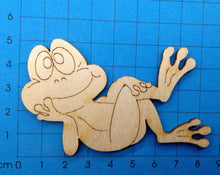 Lade das Bild in den Galerie-Viewer, Frosch liegend aus Holz