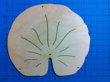 Lade das Bild in den Galerie-Viewer, Seerosenblatt aus Holz
