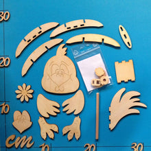 Lade das Bild in den Galerie-Viewer, Gockel aus Holz als Leibgarde für Kantholz