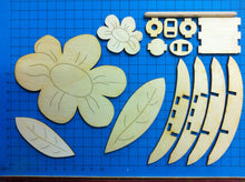 Lade das Bild in den Galerie-Viewer, Butterblume aus Holz als Leibgarde für Kantholz