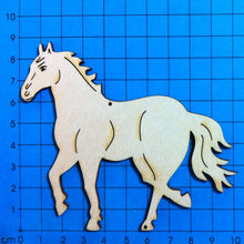 Lade das Bild in den Galerie-Viewer, Pferd trabend aus Holz