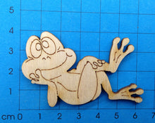 Lade das Bild in den Galerie-Viewer, Frosch liegend aus Holz