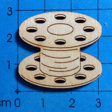 Lade das Bild in den Galerie-Viewer, Nähmaschinengarnspule aus Holz