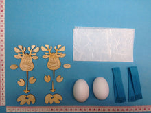 Lade das Bild in den Galerie-Viewer, Rentier aus Holz und Styropor