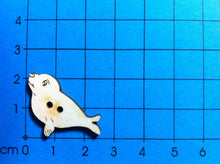 Lade das Bild in den Galerie-Viewer, Robbe als Knopf 3 cm Tiereknöpfe, Knopf, Knöpfe zum Dekorieren, Knopf zum Nähen, Knöpfe, Holzknopf, Knöpfe zum Bemalen, Knöpfe mit Gesicht, Knopf aus Holz, Knopf zum Basteln, BUH 7903
