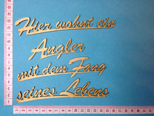 Lade das Bild in den Galerie-Viewer, Hier wohnt ein Angler mit dem Fang seines Lebens
4 zeilig geteilt
Schriftzug in Schreibschrift aus Holz
Schriftzüge bemalen, Holzteile bemalen, Schriftzug Bastelartikel, Herzlich willkommen Schriftzug, Basteln mit Holz, Eingangsschild, Holzkunst, Bastelideen mit Holz, Schriftzüge aus Holz, SZH 7815