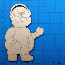 Lade das Bild in den Galerie-Viewer, Schneemann mit Ohrenwärmer aus Holz