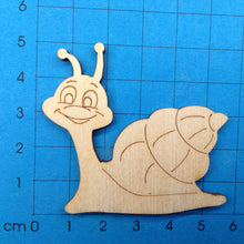 Lade das Bild in den Galerie-Viewer, Schnecke lächelnd aus Holz