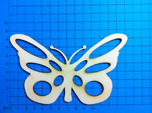Lade das Bild in den Galerie-Viewer, Schmetterling mit Lochausschnitte aus Holz