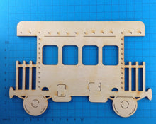 Lade das Bild in den Galerie-Viewer, Personenwagen aus Holz