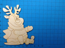Lade das Bild in den Galerie-Viewer, Rentierbaby sitzend aus Holz