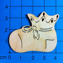 Lade das Bild in den Galerie-Viewer, Babyschuh gerade aus Holz