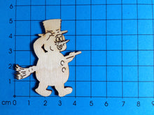 Lade das Bild in den Galerie-Viewer, Schneemann mit Zylinder und Besen aus Holz