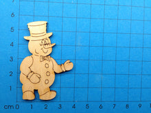 Lade das Bild in den Galerie-Viewer, Schneemann mit Fliege und Zylinder aus Holz