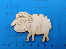 Lade das Bild in den Galerie-Viewer, Schaf mit Blume aus Holz