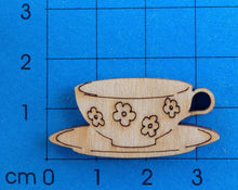 Lade das Bild in den Galerie-Viewer, Teetasse mit Blümchen aus Holz