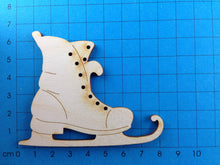 Lade das Bild in den Galerie-Viewer, Schlittschuh antik aus Holz