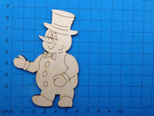 Lade das Bild in den Galerie-Viewer, Schneemann mit Fliege und Zylinder aus Holz