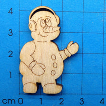 Lade das Bild in den Galerie-Viewer, Schneemann mit Ohrenwärmer aus Holz