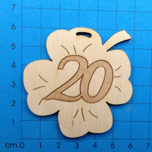 Lade das Bild in den Galerie-Viewer, Kleeblatt aus Holz mit Zahlen graviert 6cm