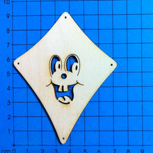 Lade das Bild in den Galerie-Viewer, Drachen mit Gesicht aus Holz