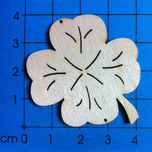 Lade das Bild in den Galerie-Viewer, Kleeblätter aus Holz