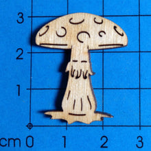 Lade das Bild in den Galerie-Viewer, Fliegenpilz einzeln aus Holz