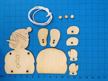 Lade das Bild in den Galerie-Viewer, Schneemann Eisy aus Holz, Schlenker-Figur