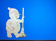 Lade das Bild in den Galerie-Viewer, Schneemann mit Mütze und Besen aus Holz