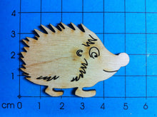 Lade das Bild in den Galerie-Viewer, Igel laufend aus Holz