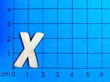 Lade das Bild in den Galerie-Viewer, Buchstaben in 2,3cm aus Holz