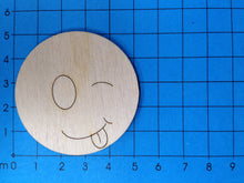 Lade das Bild in den Galerie-Viewer, Button mit Gesicht aus Holz, zwinkernd und ausgestreckter Zunge