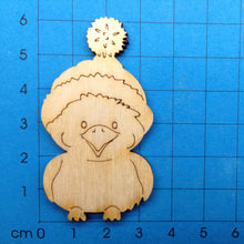 Lade das Bild in den Galerie-Viewer, Vogel mit Mütze aus Holz