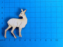 Lade das Bild in den Galerie-Viewer, Rehgeiß aus Holz