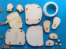 Lade das Bild in den Galerie-Viewer, Schneemann Frosty aus Holz, Schlenker-Figur