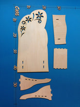 Lade das Bild in den Galerie-Viewer, Schild mit Blumen und Ständer (Stele) aus Holz