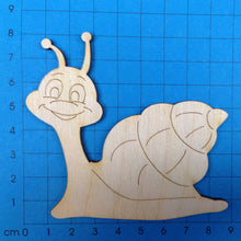 Lade das Bild in den Galerie-Viewer, Schnecke lächelnd aus Holz