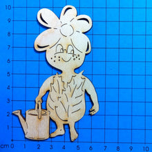 Lade das Bild in den Galerie-Viewer, Blumenkind mit Gießkanne aus Holz