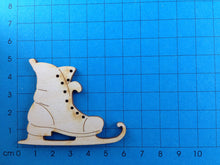 Lade das Bild in den Galerie-Viewer, Schlittschuh antik aus Holz