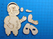 Lade das Bild in den Galerie-Viewer, Schneemann mit Ohrenwärmer als Standfigur aus Holz